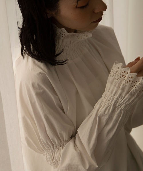 marjour(マージュール)の「VINTAGE LIKE LACENECK BLOUSE(シャツ/ブラウス・レディース・オフホワイト・M)」の2枚目の写真