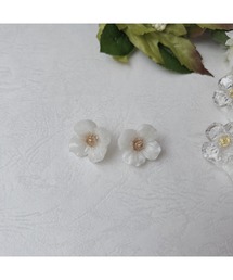 【Merror】ホワイトフラワーモチーフのシンプルピアス(MA)