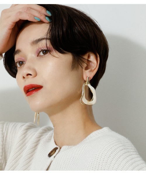 AZUL by moussy(アズールバイマウジー)の「MATTEMARBLE×METALHOOPEARRINGS(ピアス(両耳用)・レディース・グリーン系その他/ホワイト系その他・FREE)」の2枚目の写真