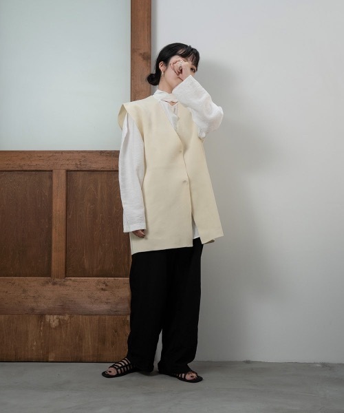 lawgy(ラウジー)の「V neck short gilet(ベスト・レディース・ブラック/アイボリー/キャメル・FREE)」の6枚目の写真