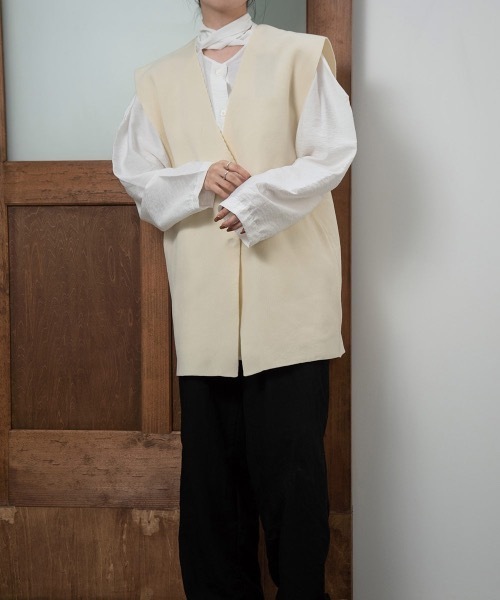 lawgy(ラウジー)の「V neck short gilet(ベスト・レディース・ブラック/アイボリー/キャメル・FREE)」の4枚目の写真
