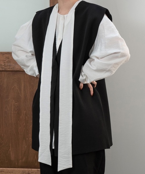 lawgy(ラウジー)の「V neck short gilet(ベスト・レディース・ブラック/アイボリー/キャメル・FREE)」の16枚目の写真