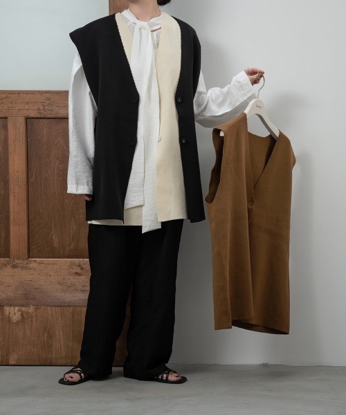 lawgy(ラウジー)の「V neck short gilet(ベスト・レディース・ブラック/アイボリー/キャメル・FREE)」の18枚目の写真