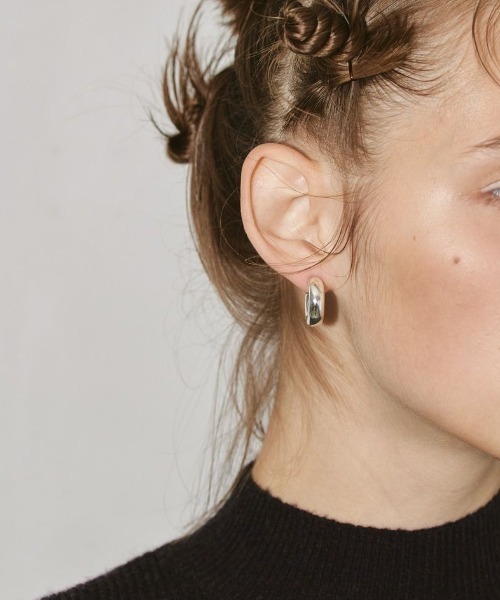 TODAYFUL(トゥデイフル)の「TODAYFUL Middle Hoop Pierce ミドルフープピアス/12290902(ピアス(両耳用)・レディース・ゴールド/シルバー・ONE SIZE)」の2枚目の写真