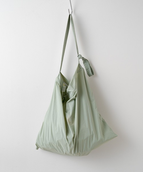 WHIMSIC(ウィムジック)の「【WHIMSIC】ナイロンビッグスリングバッグ(ショルダーバッグ・レディース・ブラック/ネイビー/グレー/オリーブ/オレンジ・FREE)」の3枚目の写真