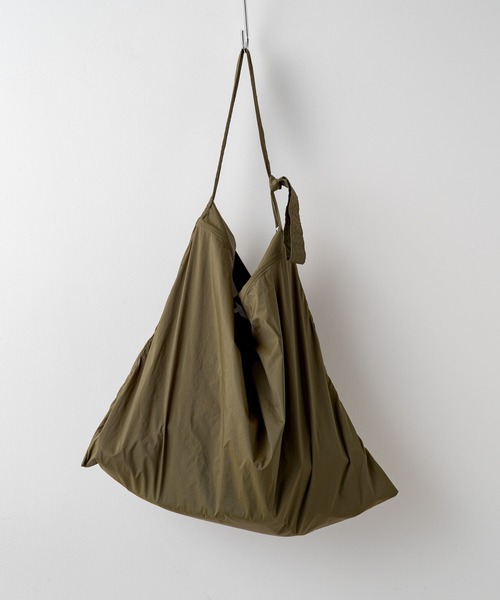 WHIMSIC(ウィムジック)の「【WHIMSIC】ナイロンビッグスリングバッグ(ショルダーバッグ・レディース・ブラック/ネイビー/グレー/オリーブ/オレンジ・FREE)」の4枚目の写真