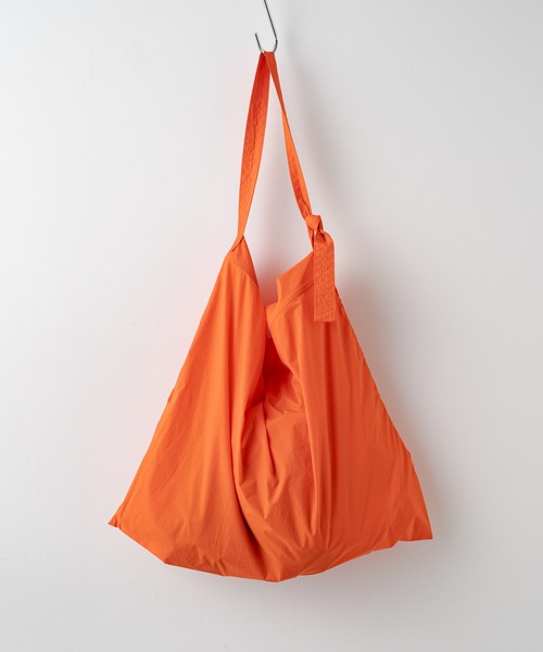 WHIMSIC(ウィムジック)の「【WHIMSIC】ナイロンビッグスリングバッグ(ショルダーバッグ・レディース・ブラック/ネイビー/グレー/オリーブ/オレンジ・FREE)」の5枚目の写真