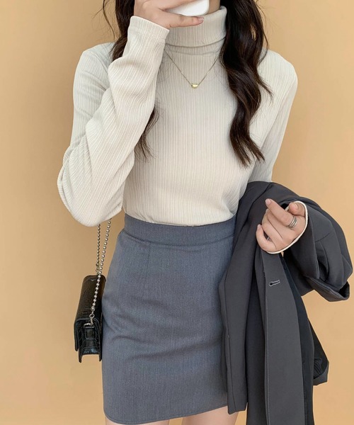 ECLIN(エクラン)の「タートルネックストレッチリブトップス(Tシャツ/カットソー・レディース・チャコールグレー/ブラック/モカ/ベージュ・M/L)」の4枚目の写真