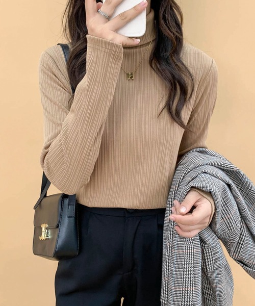 ECLIN(エクラン)の「タートルネックストレッチリブトップス(Tシャツ/カットソー・レディース・チャコールグレー/ブラック/モカ/ベージュ・M/L)」の3枚目の写真