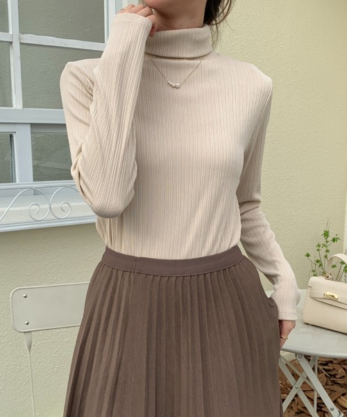 ECLIN(エクラン)の「タートルネックストレッチリブトップス(Tシャツ/カットソー・レディース・チャコールグレー/ブラック/モカ/ベージュ・M/L)」の5枚目の写真