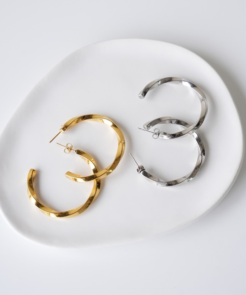 IAMUSE(アイアミューズ)の「金属アレルギー対応 ウェーブフープピアス S0872【IAMUSE】(ピアス(両耳用)・レディース・シルバー/ゴールド・FREE)」の2枚目の写真