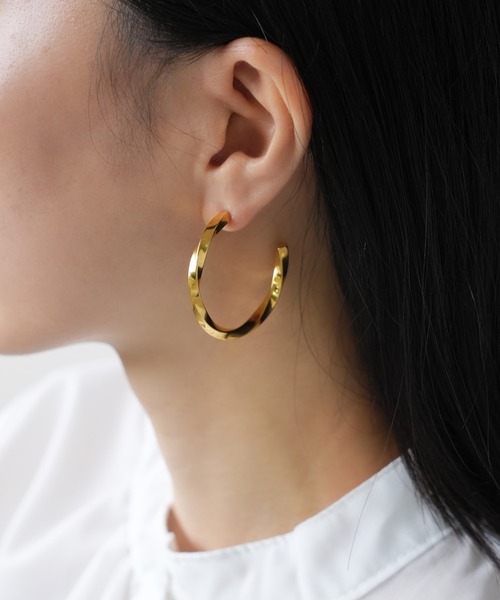 IAMUSE(アイアミューズ)の「金属アレルギー対応 ウェーブフープピアス S0872【IAMUSE】(ピアス(両耳用)・レディース・シルバー/ゴールド・FREE)」の1枚目の写真