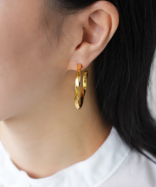 IAMUSE(アイアミューズ)の「金属アレルギー対応 ウェーブフープピアス S0872【IAMUSE】(ピアス(両耳用)・レディース・シルバー/ゴールド・FREE)」の5枚目の写真