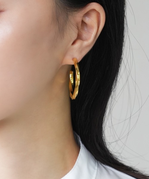 IAMUSE(アイアミューズ)の「金属アレルギー対応 ウェーブフープピアス S0872【IAMUSE】(ピアス(両耳用)・レディース・シルバー/ゴールド・FREE)」の4枚目の写真