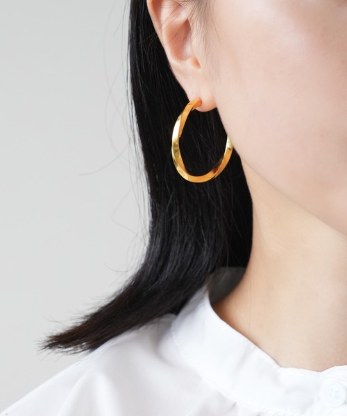 IAMUSE(アイアミューズ)の「金属アレルギー対応 ウェーブフープピアス S0872【IAMUSE】(ピアス(両耳用)・レディース・シルバー/ゴールド・FREE)」の3枚目の写真