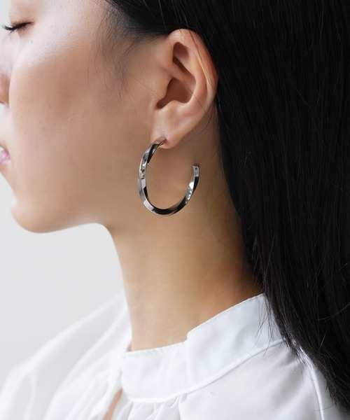 IAMUSE(アイアミューズ)の「金属アレルギー対応 ウェーブフープピアス S0872【IAMUSE】(ピアス(両耳用)・レディース・シルバー/ゴールド・FREE)」の11枚目の写真