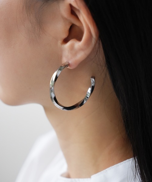 IAMUSE(アイアミューズ)の「金属アレルギー対応 ウェーブフープピアス S0872【IAMUSE】(ピアス(両耳用)・レディース・シルバー/ゴールド・FREE)」の8枚目の写真