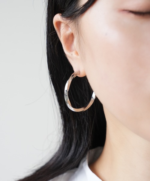 IAMUSE(アイアミューズ)の「金属アレルギー対応 ウェーブフープピアス S0872【IAMUSE】(ピアス(両耳用)・レディース・シルバー/ゴールド・FREE)」の9枚目の写真