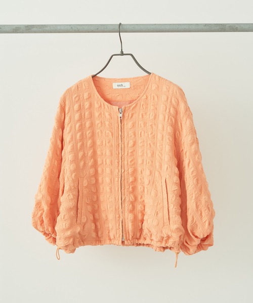 earth music&ecology（アースミュージックアンドエコロジー）の「ジャガードタックスリーブブルゾン（ブルゾン・レディース・コーラル/アイボリー・FREE）」の4枚目の写真