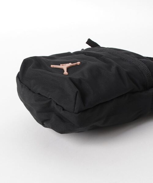 JORDAN BRAND（ジョーダンブランド）の「ジョーダン  AIRBORNE FESTIVAL BAG（ショルダーバッグ・キッズ・ブラック×ゴールド/ブラック/ベージュ・ONE SIZE）」の5枚目の写真