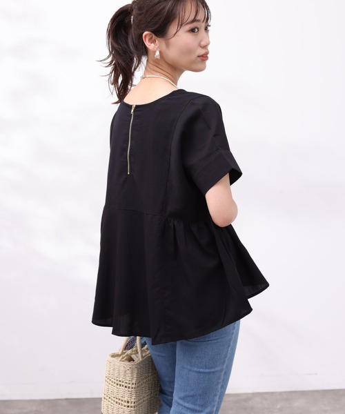 Chez toi（シェトワ）の「サイドシャーリングフレアブラウス（シャツ/ブラウス・レディース・ブラック/オフホワイト/オレンジ/サックスブルー・FREE）」の2枚目の写真