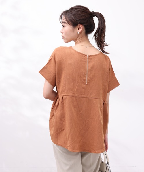 Chez toi（シェトワ）の「サイドシャーリングフレアブラウス（シャツ/ブラウス・レディース・ブラック/オフホワイト/オレンジ/サックスブルー・FREE）」の16枚目の写真