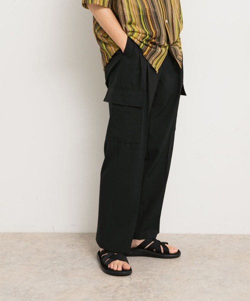 SENSE OF PLACE by URBAN RESEARCH（センスオブプレイスバイアーバンリサーチ）の「テックセンタープレスカーゴスラックス（カーゴパンツ・メンズ・ブラック/カーキ・MEDIUM/LARGE）」の2枚目の写真