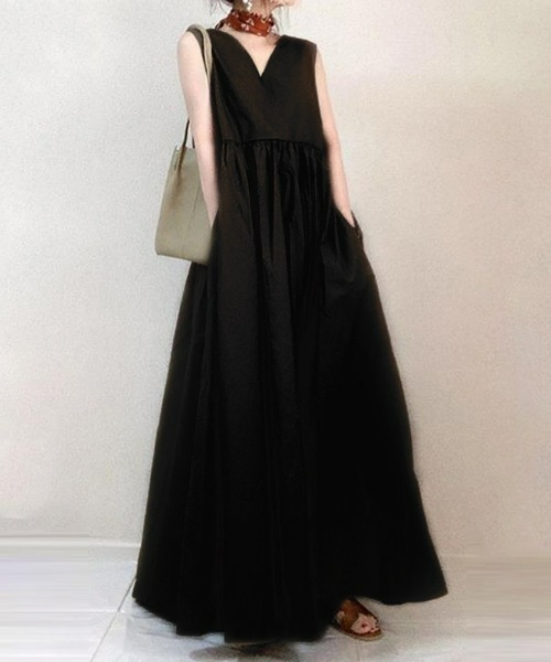 sakishimatokyo（サキシマトーキョー）の「ディープVネックノースリフレアワンピース（ワンピース・レディース・ベージュ/ブラック/アイボリー・FREE）」の2枚目の写真