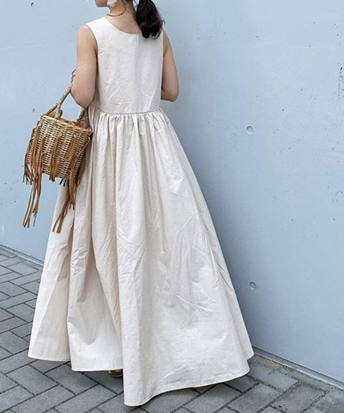 sakishimatokyo（サキシマトーキョー）の「ディープVネックノースリフレアワンピース（ワンピース・レディース・ベージュ/ブラック/アイボリー・FREE）」の4枚目の写真