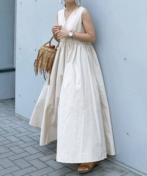 sakishimatokyo（サキシマトーキョー）の「ディープVネックノースリフレアワンピース（ワンピース・レディース・ベージュ/ブラック/アイボリー・FREE）」の5枚目の写真