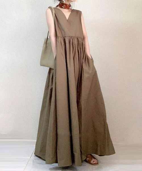 sakishimatokyo（サキシマトーキョー）の「ディープVネックノースリフレアワンピース（ワンピース・レディース・ベージュ/ブラック/アイボリー・FREE）」の6枚目の写真