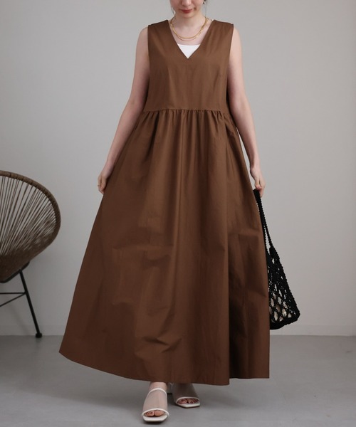 sakishimatokyo（サキシマトーキョー）の「ディープVネックノースリフレアワンピース（ワンピース・レディース・ベージュ/ブラック/アイボリー・FREE）」の14枚目の写真