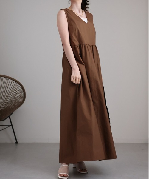 sakishimatokyo（サキシマトーキョー）の「ディープVネックノースリフレアワンピース（ワンピース・レディース・ベージュ/ブラック/アイボリー・FREE）」の15枚目の写真