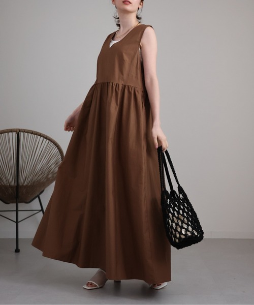 sakishimatokyo（サキシマトーキョー）の「ディープVネックノースリフレアワンピース（ワンピース・レディース・ベージュ/ブラック/アイボリー・FREE）」の16枚目の写真
