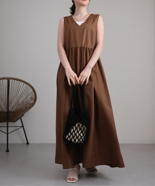 sakishimatokyo（サキシマトーキョー）の「ディープVネックノースリフレアワンピース（ワンピース・レディース・ベージュ/ブラック/アイボリー・FREE）」の18枚目の写真