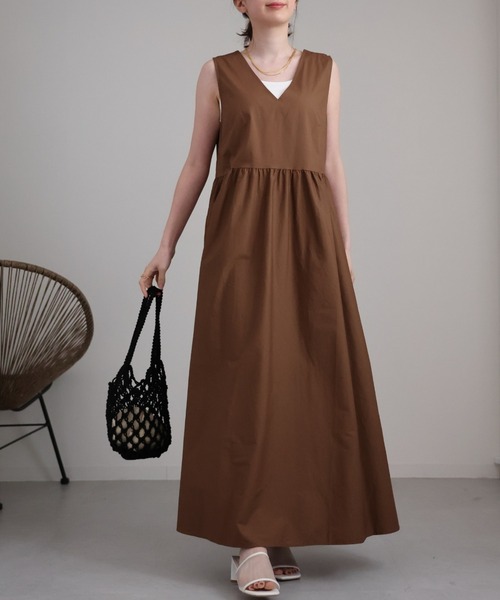 sakishimatokyo（サキシマトーキョー）の「ディープVネックノースリフレアワンピース（ワンピース・レディース・ベージュ/ブラック/アイボリー・FREE）」の19枚目の写真