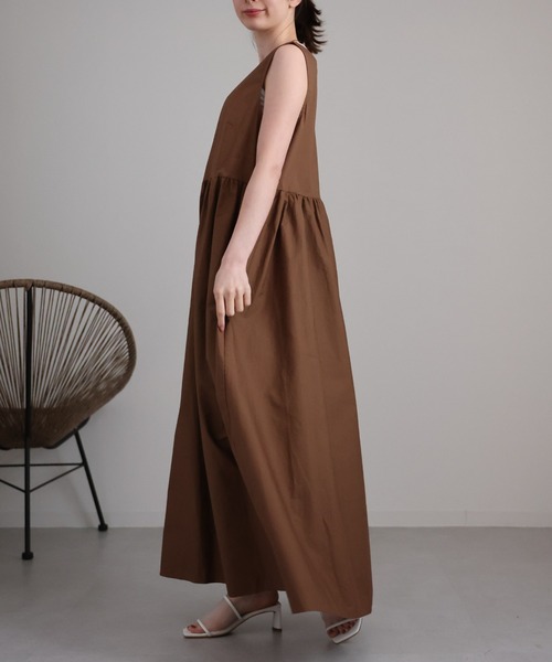 sakishimatokyo（サキシマトーキョー）の「ディープVネックノースリフレアワンピース（ワンピース・レディース・ベージュ/ブラック/アイボリー・FREE）」の20枚目の写真