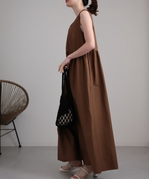 sakishimatokyo（サキシマトーキョー）の「ディープVネックノースリフレアワンピース（ワンピース・レディース・ベージュ/ブラック/アイボリー・FREE）」の22枚目の写真
