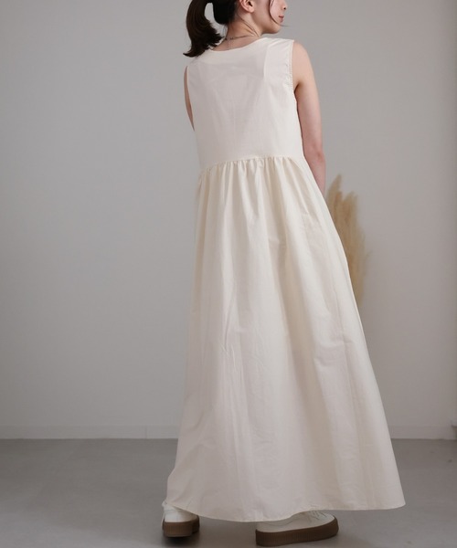 sakishimatokyo（サキシマトーキョー）の「ディープVネックノースリフレアワンピース（ワンピース・レディース・ベージュ/ブラック/アイボリー・FREE）」の7枚目の写真