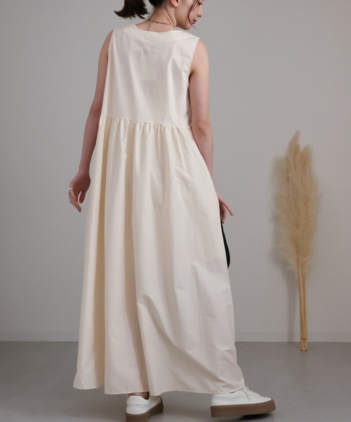 sakishimatokyo（サキシマトーキョー）の「ディープVネックノースリフレアワンピース（ワンピース・レディース・ベージュ/ブラック/アイボリー・FREE）」の8枚目の写真