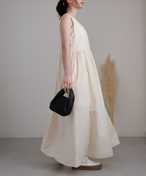 sakishimatokyo（サキシマトーキョー）の「ディープVネックノースリフレアワンピース（ワンピース・レディース・ベージュ/ブラック/アイボリー・FREE）」の9枚目の写真