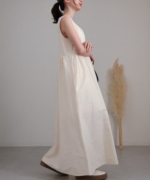 sakishimatokyo（サキシマトーキョー）の「ディープVネックノースリフレアワンピース（ワンピース・レディース・ベージュ/ブラック/アイボリー・FREE）」の11枚目の写真