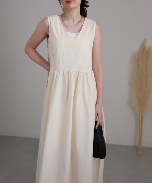 sakishimatokyo（サキシマトーキョー）の「ディープVネックノースリフレアワンピース（ワンピース・レディース・ベージュ/ブラック/アイボリー・FREE）」の12枚目の写真