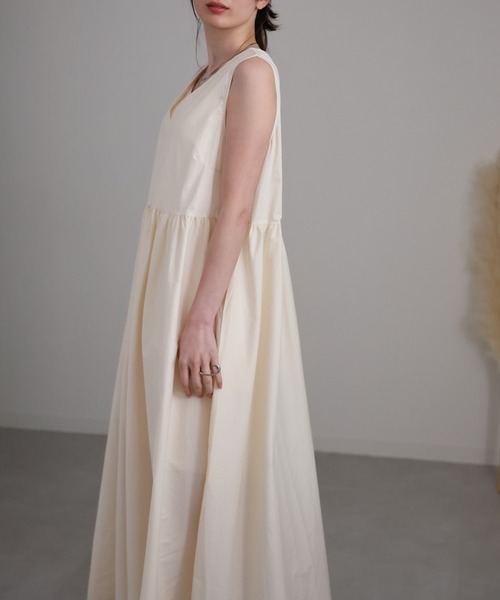 sakishimatokyo（サキシマトーキョー）の「ディープVネックノースリフレアワンピース（ワンピース・レディース・ベージュ/ブラック/アイボリー・FREE）」の13枚目の写真