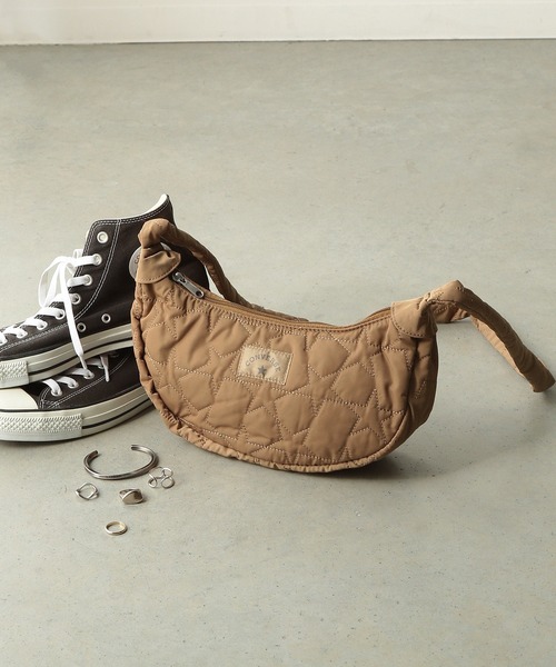 CONVERSE（コンバース）の「CONVERSE　STAR QUILTING SHOULDER BAG（ショルダーバッグ・メンズ・オフホワイト/ベージュ/カーキ/ブラック・FREE）」の4枚目の写真