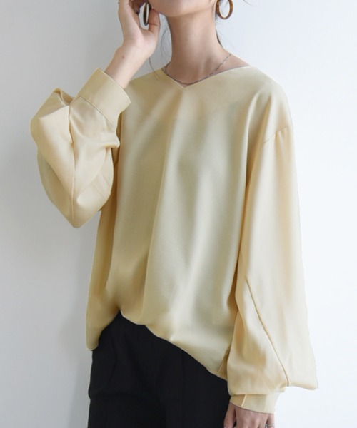 and it_(アンドイット)の「リネンライクシームレスVネック長袖プルオーバー(Tシャツ/カットソー・レディース・アイボリー/スミクロ/ダークグリーン・FREE)」の1枚目の写真