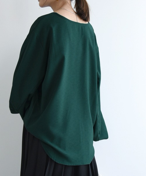 and it_(アンドイット)の「リネンライクシームレスVネック長袖プルオーバー(Tシャツ/カットソー・レディース・アイボリー/スミクロ/ダークグリーン・FREE)」の4枚目の写真