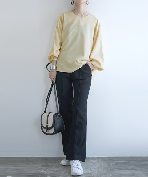 and it_(アンドイット)の「リネンライクシームレスVネック長袖プルオーバー(Tシャツ/カットソー・レディース・アイボリー/スミクロ/ダークグリーン・FREE)」の8枚目の写真
