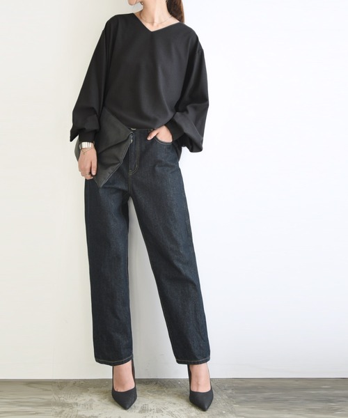 and it_(アンドイット)の「リネンライクシームレスVネック長袖プルオーバー(Tシャツ/カットソー・レディース・アイボリー/スミクロ/ダークグリーン・FREE)」の10枚目の写真