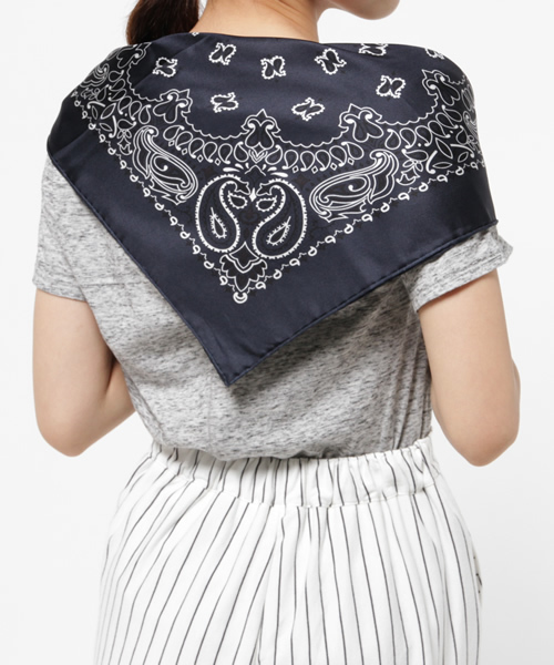 SHIPS for women（シップスフォーウィメン）の「【otonaMUSE 12月号掲載】 manipuri:バンダナプリントスカーフ（ストール/ショール・レディース・レッド/オリーブ/ネイビー・ONE SIZE）」の6枚目の写真